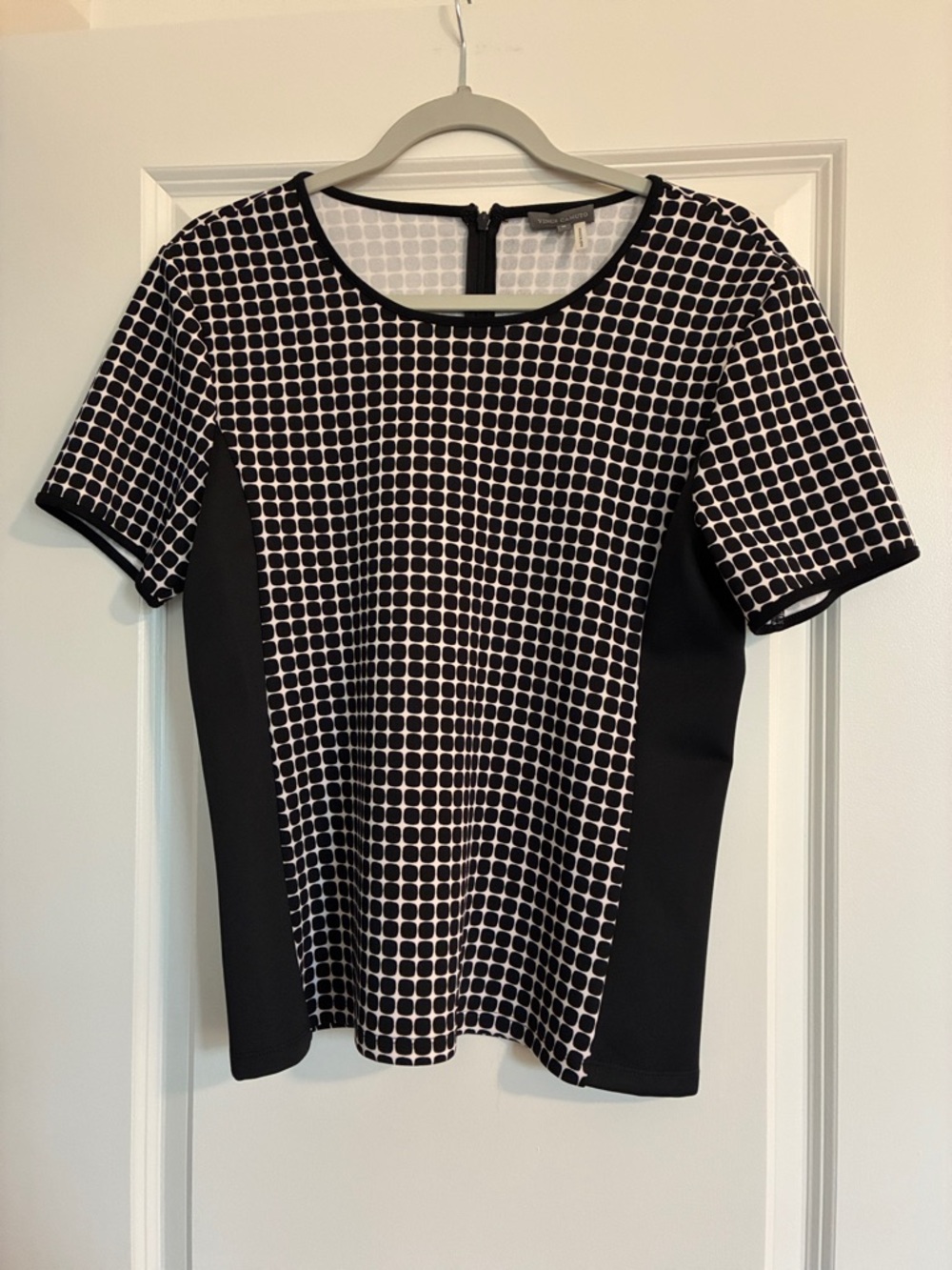 Vince Camuto Black & White Geometric Short Sleeve Tee